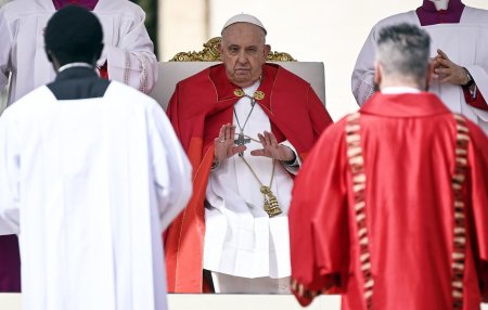 Papa Francisc a prezidat slujba din Vinerea Mare, inaintea procesiunii Via Crucis de la <span style='background:#EDF514'>COLOS</span>seum