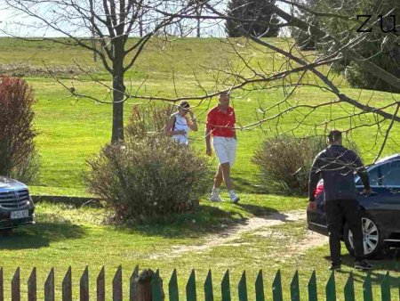 Klaus Iohannis si-a inceput weekendul in <span style='background:#EDF514'>PANTALONI SCURTI</span>, pe terenul de golf de la Pianu, in Alba