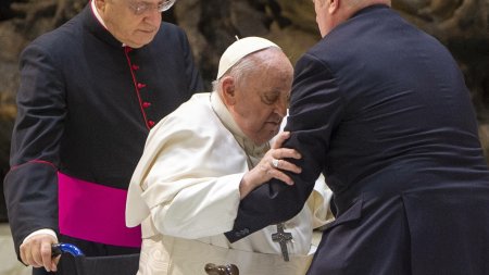Papa Francisc si-a anulat in ultimul moment participarea la Drumul <span style='background:#EDF514'>CRUCII</span>. Care este starea Suveranului Pontif