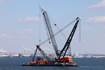 Macara masiva pusa in functiune pentru a indeparta resturile podului din Baltimore