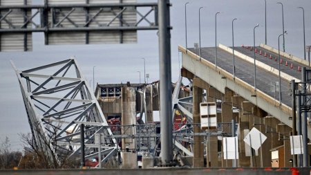 <span style='background:#EDF514'>RESTURI</span>le podului din Baltimore, scoase din apa cu cea mai mare macara de pe coasta de est