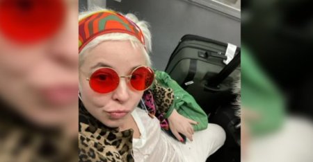 O pasagera a unui avion Delta, DJ Lisa Archbold, de 38 de ani, amenintata cu debarcarea pentru ca nu purta sutien. Sanii nu sunt arme de razboi si nu este o crima ca o femeie sau o fata sa-i aiba