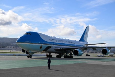 <span style='background:#EDF514'>JURNALISTII</span> care au mers in avion alaturi de Joe Biden, vizati de acuzatii de furt din Air Force One