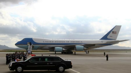 Ancheta printre <span style='background:#EDF514'>JURNALISTII</span> care il insotesc pe presedintele SUA in zborurile oficiale. Ce au furat din Air Force One