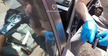 Pistol letal cu <span style='background:#EDF514'>GLONT</span> descoperit de politisti in masina unui barbat arestat pentru viol la Galati VIDEO