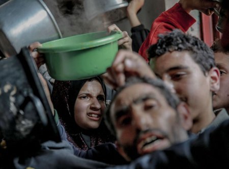 Busculada si <span style='background:#EDF514'>FOCURI</span> de arma in timpul distribuirii de ajutoare alimentare in Gaza. Zeci de victime