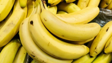 Metoda prin care poti prelungi viata bananelor chiar si pana la 15 zile. Experimentul unui barbat a devenit viral pe TikTok