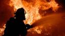 Incendiu violent: Ard recipiente de metal depozitate intr-o <span style='background:#EDF514'>HALA</span> din nordul Pitestiului
