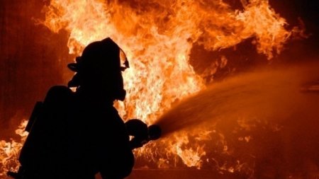 Incendiu violent: Ard recipiente de metal depozitate intr-o <span style='background:#EDF514'>HALA</span> din nordul Pitestiului