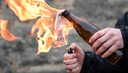 Atac cu cocktail Molotov in Ilfov. Un tanar a fost arestat preventiv