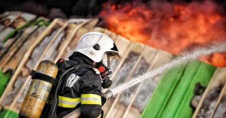Incendiu cu mari degajari de fum langa o <span style='background:#EDF514'>HALA</span> din Pitesti. Pompierii au intervenit cu cinci autospeciale
