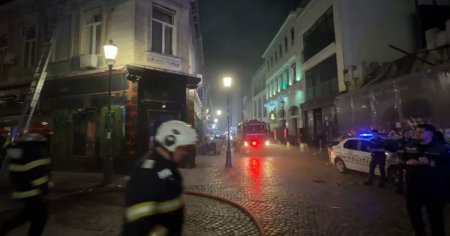 Incendiu la o casa din <span style='background:#EDF514'>CENTRUL VECHI</span> al Bucurestiului. 50 de persoane au fost evacuate VIDEO