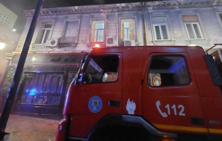 Incendiu in <span style='background:#EDF514'>CENTRUL VECHI</span> din Bucuresti. Au fost trimise cinci autospeciale de stingere
