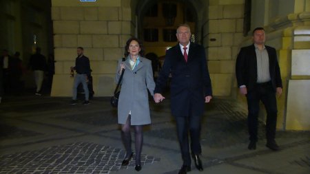 VIDEO si FOTO. Cum s-a imbracat Carmen Iohannis la slujba de Inviere din Sibiu, de Pastele catolic