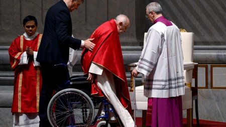 Papa Francisc, la omilia Vigiliei Pascale: <span style='background:#EDF514'>HRISTOS</span> a inviat si ne duce de la intuneric la lumina