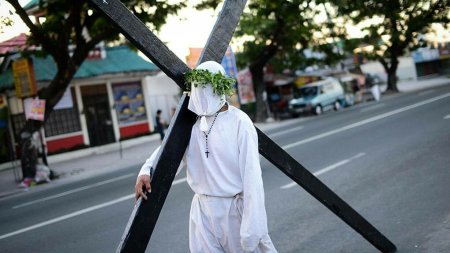 Pastele catolic 2024 - ce tari sarbatoresc si ce traditii au. De la crucificari reale pana la omleta din 5.000 de oua