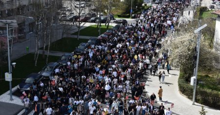 Peste 1.500 de tineri au participat la marsul pentru viata, devenit traditie la Targoviste FOTO