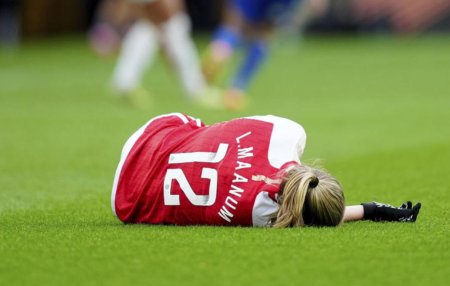 Scene dramatice in Cupa Angliei la fotbal feminin: Vedeta lui Arsenal a cazut ca se<span style='background:#EDF514'>CERAT</span>a la pamant