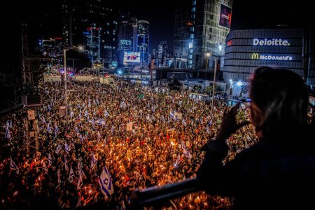 In ziua in care mii de israelieni au protestat fata de politica sa, premierul <span style='background:#EDF514'>BENIAMIN</span> Netanyahu a fost operat de hernie si se simte excelent