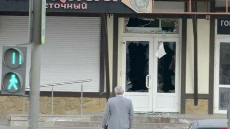 Explozie la o cafenea din Rusia. Imagini din online surprind <span style='background:#EDF514'>FERESTRE</span>le sparte ale cladirii. FOTO, VIDEO