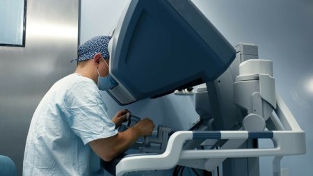 Prima operatie cu ajutorul unui robot chirurgical unic in Romania a fost facuta in Bucuresti. A costat peste 2 milioane euro