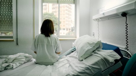O femeie <span style='background:#EDF514'>A PIERDUT SARCINA</span>, dupa medicii au confundat-o cu o pacienta care voia sa faca avort