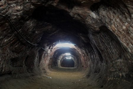 Rusia <span style='background:#EDF514'>OPRESTE</span> cautarile celor 13 mineri blocati in subteran de peste doua saptamani: Galeriile sunt umplute cu roca si apa