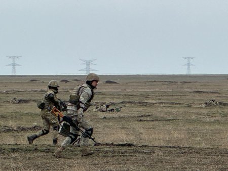 Militarii romani, alaturi de cei <span style='background:#EDF514'>MOLDOVENI</span> si americani, participa la un exercitiu comun in Republica Moldova
