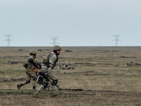 <span style='background:#EDF514'>MILITARII ROMANI</span>, alaturi de cei moldoveni si americani, participa la un exercitiu comun in Republica Moldova