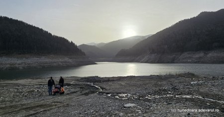 Praful saharian acopera cerul in vestul Romaniei. Retezatul, disparut sub fenomenul atmosferic VIDEO