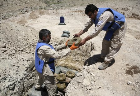Noua copii cu varste intre 4 si 10 ani au murit in Afganistan dupa ce o mina cu care se jucau a explodat