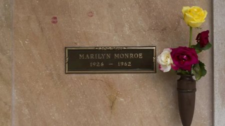 Un barbat a cumparat la licitatie o cripta langa cea a lui Marylin <span style='background:#EDF514'>MONROE</span> cu 195.000 de dolari