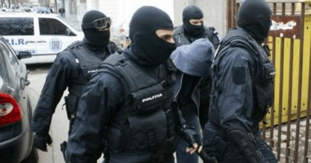 Politisti atacati cu securea. <span style='background:#EDF514'>FOCURI</span> de arma pentru calmarea unui barbat care-si batea tatal