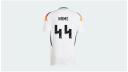 Tricoul cu numarul 44 al echipei de fotbal a Germaniei, retras deoarece seamana cu un simbol nazist