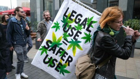 Germanii au sarbatorit legalizarea canabisului in scop recreational. Ce prevede legea si cum vor fi protejati tinerii