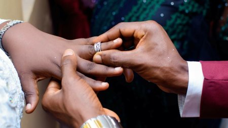 Revolta in Ghana, dupa ce un preot de 63 de ani s-a casatorit cu o fetita de 12 ani. Criticile vin din <span style='background:#EDF514'>INDIFERENTA</span>