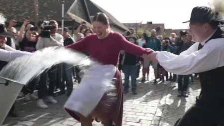 Traditie inedita de Pastele catolic: Fetele se lasa udate cu apa pentru a ramane proaspete ca florile