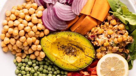 Alimentele si obiceiurile zilnice care pot duce la <span style='background:#EDF514'>PRELUNGIREA</span> vietii | Ce este microbiomul si cat de important a devenit pentru studiul longevitatii