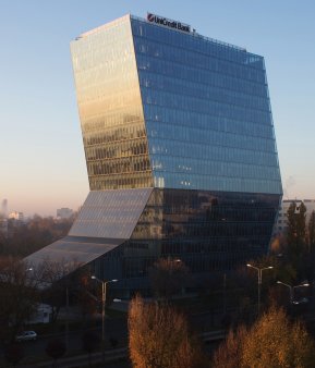 Ce planuri are <span style='background:#EDF514'>UNICREDIT</span> cu profitul din 2023 de aproape 1,3 mld. lei? Conducerea <span style='background:#EDF514'>UNICREDIT</span> Bank Romania a decis pana la urma sa dea dividende de circa 647 mil. lei, adica 50% din profitul din 2023, sa reinvesteasca aproape 607 mil. lei pentru majorarea capitalului si a solvabilitatii, iar in jur de 40 mil. lei trec la rezerve