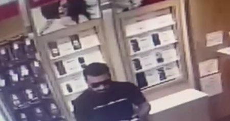 Culmea talhariei: individ filmat cand fura un smartphone dintr-un magazin, de fata cu mai multi clienti VIDEO