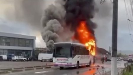 Un autobuz in care se aflau 30 de copii a fost cuprins de flacari, la <span style='background:#EDF514'>MOLDOVA NOUA</span>! Autoritatile intervin