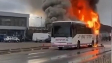 Un autobuz in care se aflau 30 de copii a fost cuprins de flacari, in <span style='background:#EDF514'>MOLDOVA NOUA</span>!