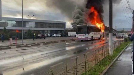 Autobuz plin cu elevi, cuprins de flacari in Caras-Severin. Soferul a simtit miros de fum si a tras pe dreapta. VIDEO