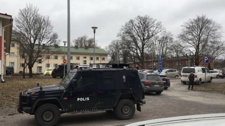 <span style='background:#EDF514'>ATAC ARMAT</span> la scoala, in Finlanda: sute de elevi, baricadati in unitatea de invatamant. Exista victime, potrivit politiei