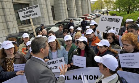 <span style='background:#EDF514'>CONSILIERII</span> din serviciile de probatiune organizeaza un miting de protest in Piata Victoriei