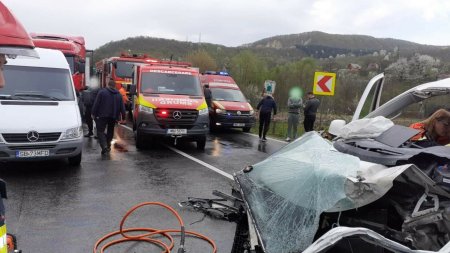 Accident intre o masina, o autoutilitara si un TIR, in Valcea. Trei adulti si un minor au ajuns la spital. <span style='background:#EDF514'>GALERIE FOTO</span>