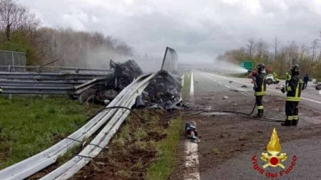 Doua ceasuri cu bratari de aur pe mainile victimelor carbonizate, sin<span style='background:#EDF514'>GUREL</span>e obiecte intacte intr-un Ferrari ars, dupa un accident cu 200 km/h, in Italia