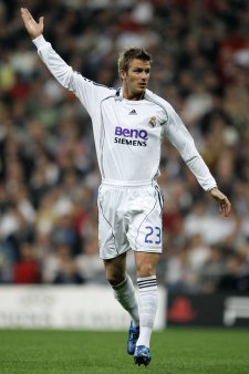 Dezvaluire dupa 17 ani » Lectia de fotbal primita de un UEFAntastic de la David <span style='background:#EDF514'>BECKHAM</span>