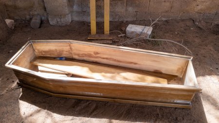 Pa<span style='background:#EDF514'>TANIA</span> unui sucevean dupa ce a sapat un mormant si a scos capacul sicriului unei persoane inhumate cu patru zile in urma