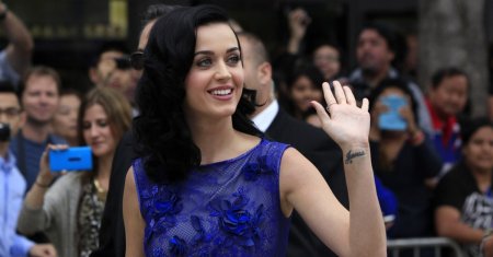 Katy Perry, in <span style='background:#EDF514'>CHILOTI</span> pe covorul rosu! A intors toate privirile